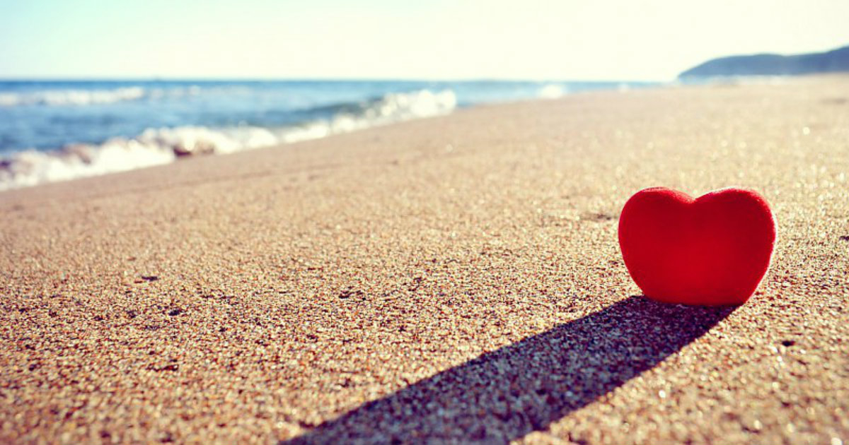 Corazón decorativo en una playa (Imagen de referencia) © Pixabay