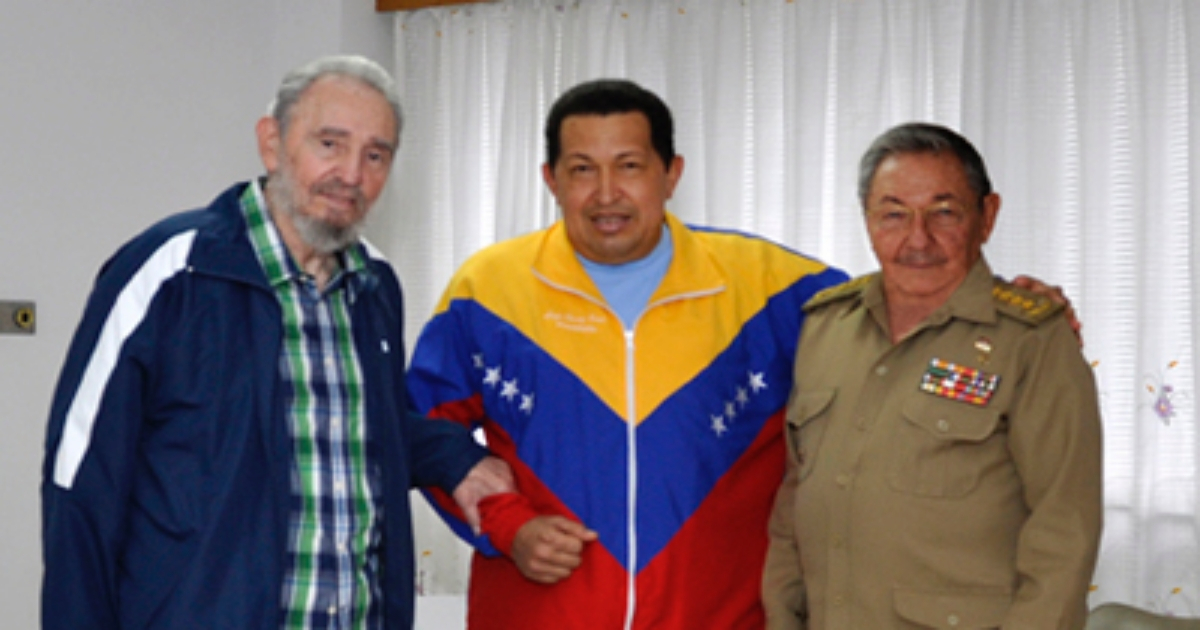 Los fallecidos dictadores Hugo Chávez y Fidel Castro, junto a Raúl, imagen de archivo © Cubadebate