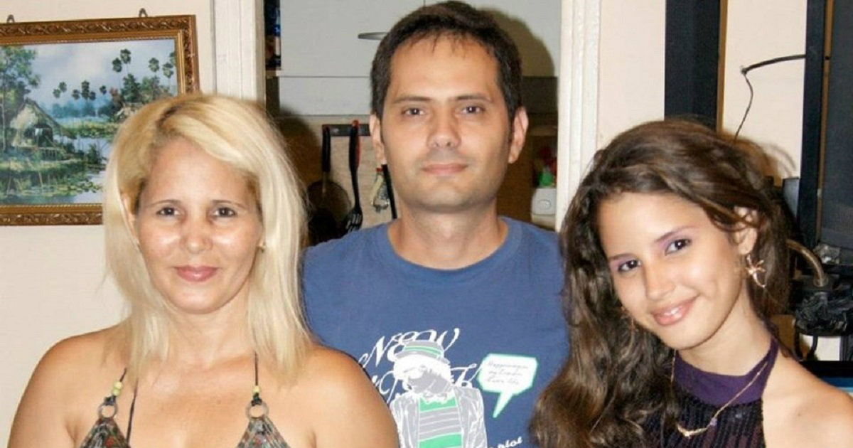 Ignacio Luis González Vidal junto a su esposa e hija © Estado de SATS/Facebook
