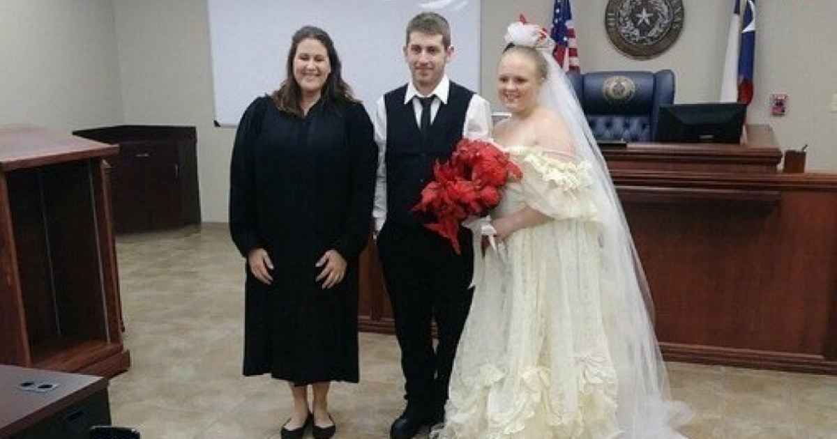 Harley Joe Morgan y Rhiannon Boudreaux junto a la jueza que los casó © Monique Batson/ Twitter