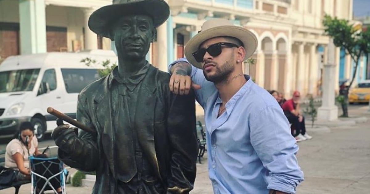 Alex Duvall junto a la estatua de Benny Moré © Instagram del artista