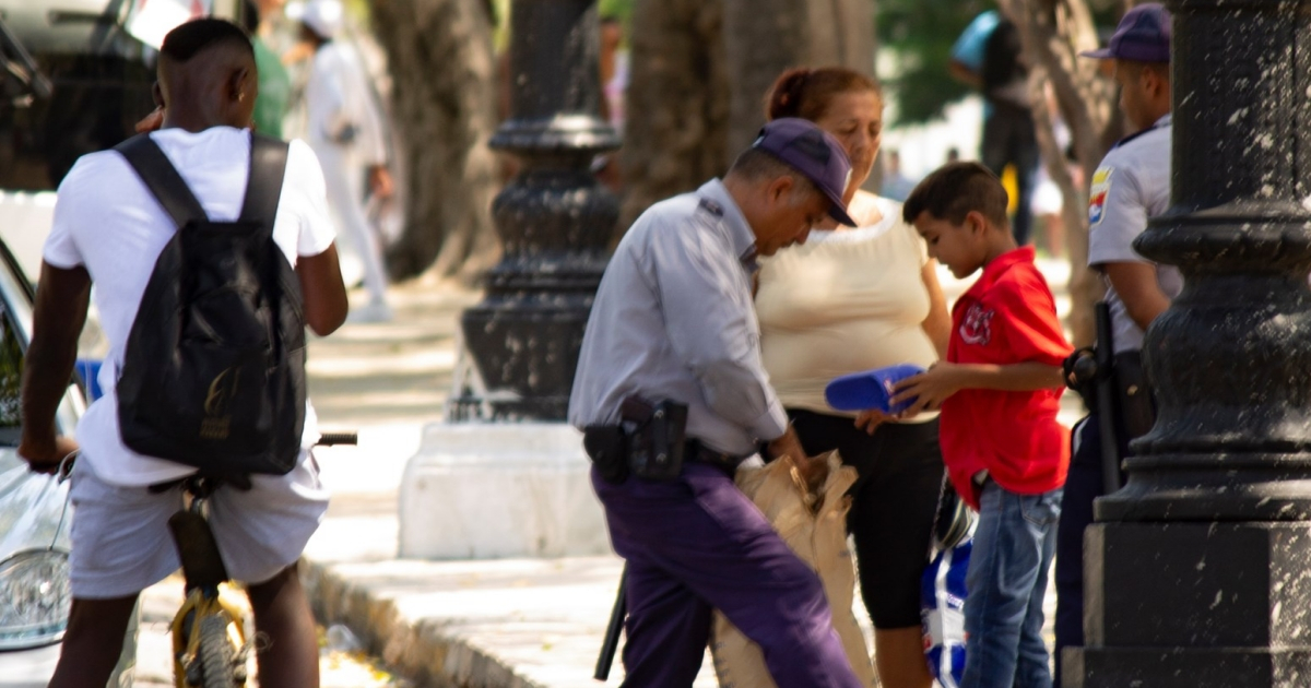 La abuela junto a su nieto y el policía en La Habana © Cortesía de Nosotros Cuba 
