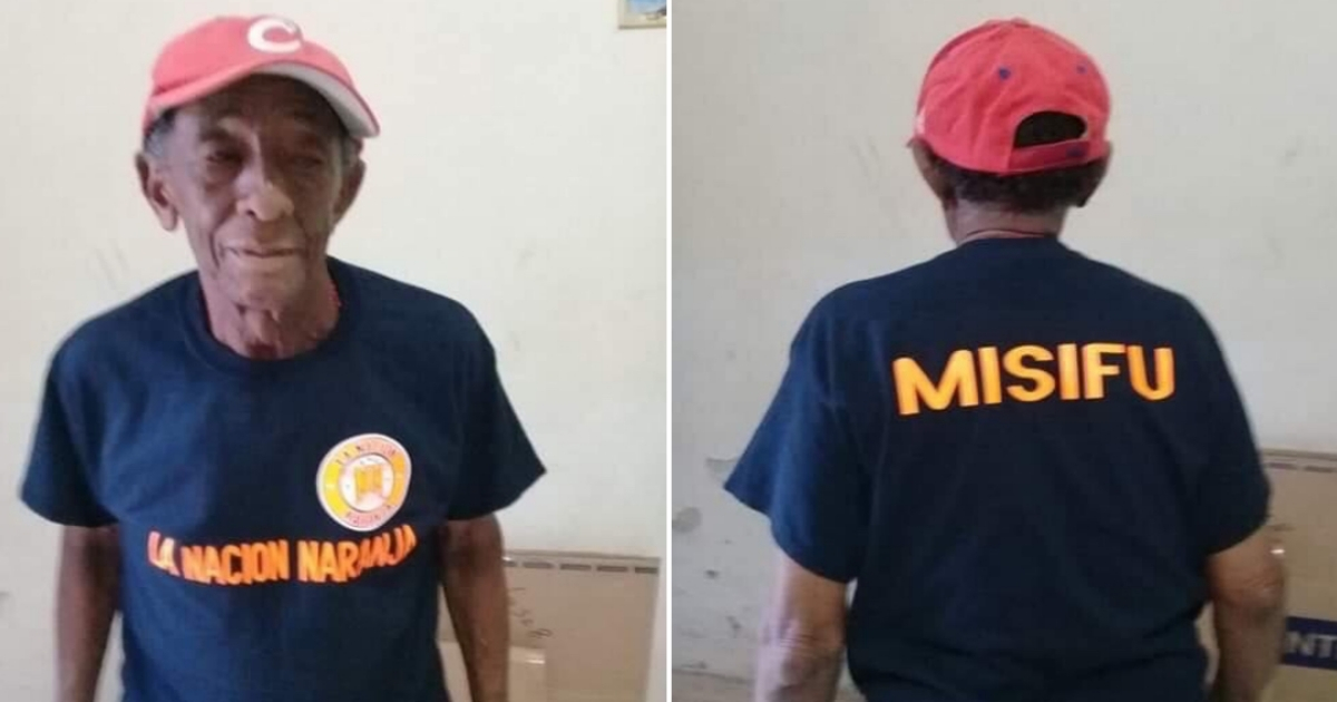 El cargabates Misifú con la camisa regalada por emigrados cubanos en Estados Unidos © Cortesía de grupo La Nación Narnaja