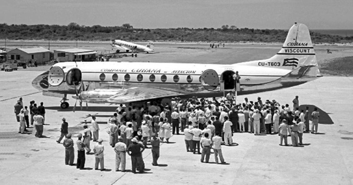 Vuelo inaugural del aeropuerto de Santiago, hecho por el Vickers Viscount 755D, CU-T603 © Cortesía del autor