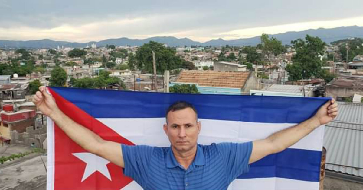 El opositor cubano José Daniel Ferrer alza la bandera de Cuba © Twitter / Katerine Mojena
