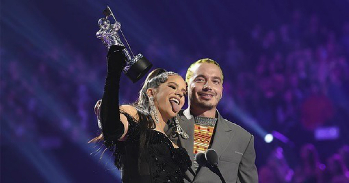 Rosalía y J Balvin recogiendo un premio VMA © Instagram / J Balvin
