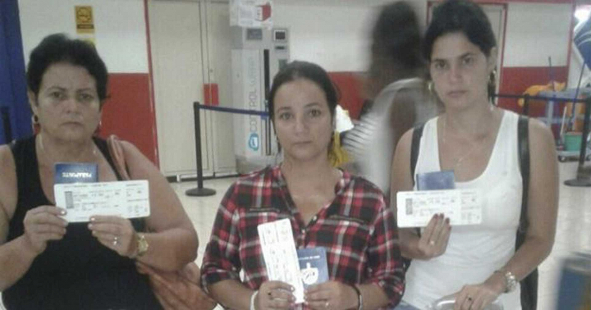 Las activistas muestran sus pasaportes en regla y sus boletos © Facebook/Sissi Abascal