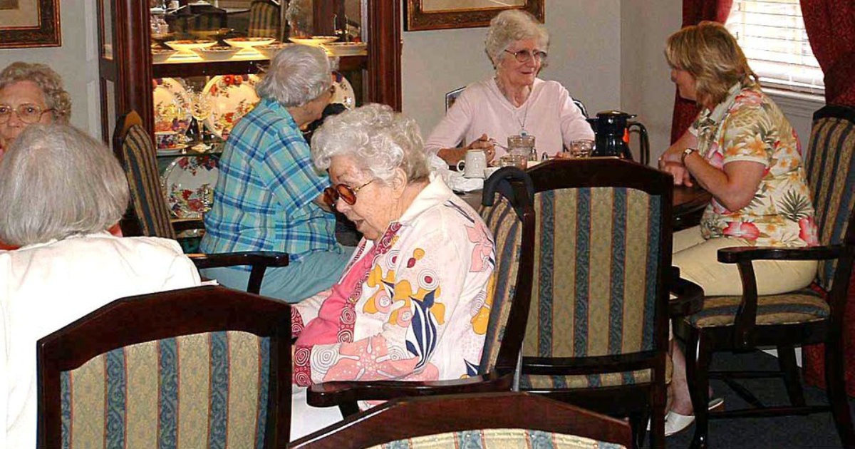 Los residentes de Hawthorn House cenan en su comedor © Public Domains Files / Fuerza Aérea de EE. UU.