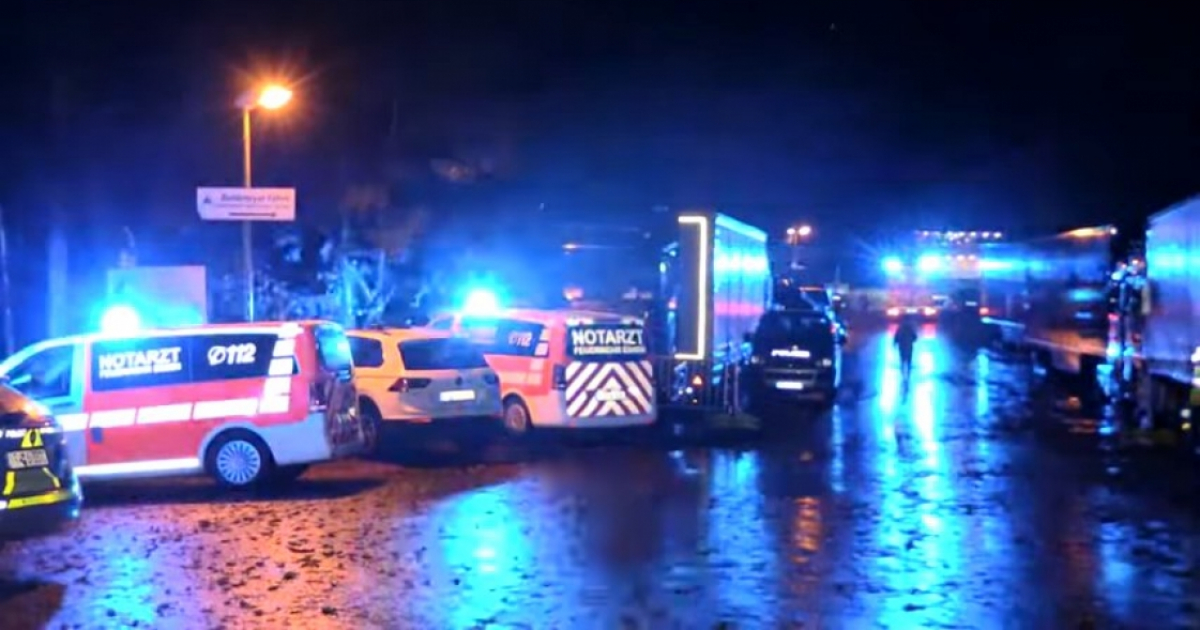 Ambulancias y policías en el lugar del accidente © Captura de video en Youtube