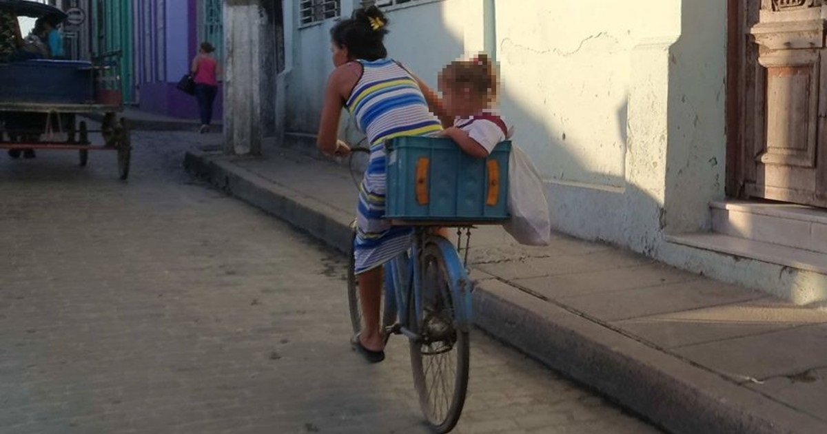 Una madre cubana lleva a su niña al colegio © CiberCuba