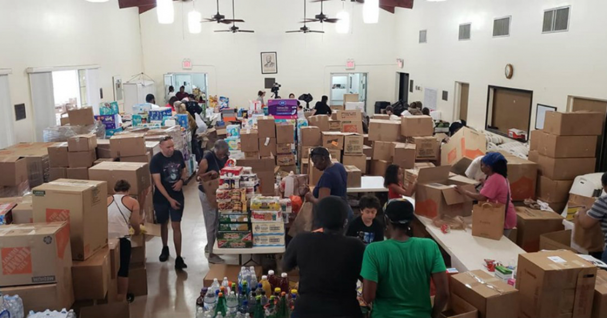 Un grupo de voluntarios prepara ayuda para enviarla a Bahamas © Facebook/Jonathan Archer