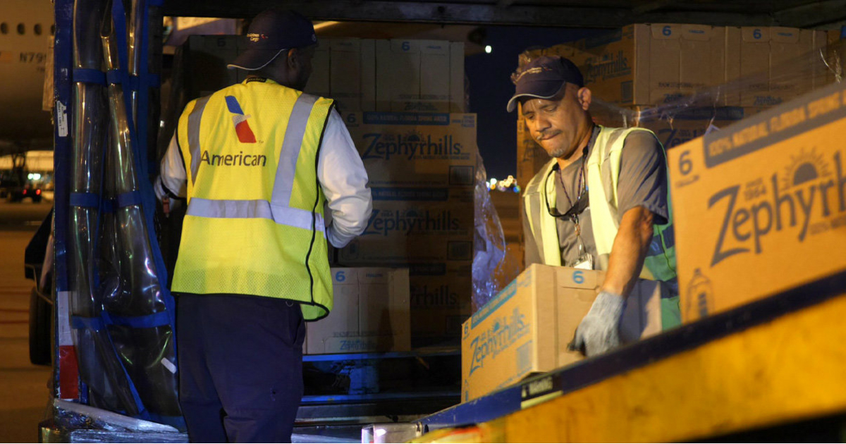 Miembros del equipo de MIA cargan suministros en el vuelo de socorro de American a las Bahamas © Twitter/American Airlines