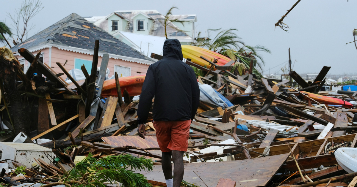 Montaña de escombros y casas destruidas en Bahamas por Dorian © Reuters / Dante Carrer