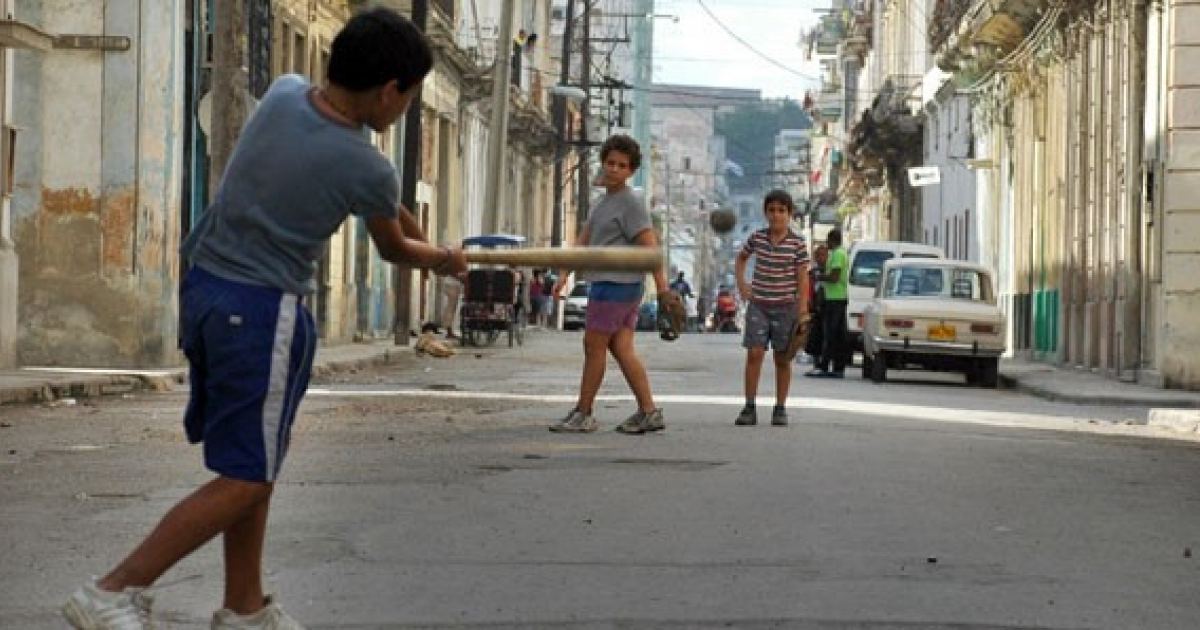 Niños cubanos jugando pelota en la calle © Cubadebate/ Kaloian Santos Cabrera