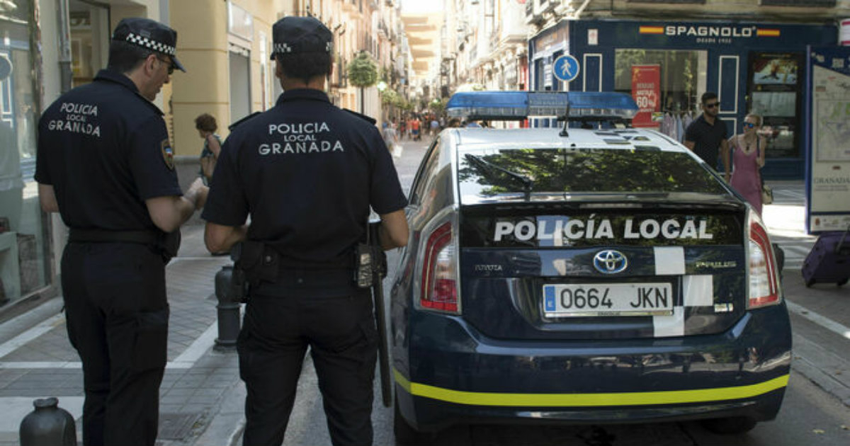 Agentes de la Policía Nacional en Granada, España © Twitter/Policía Nacional
