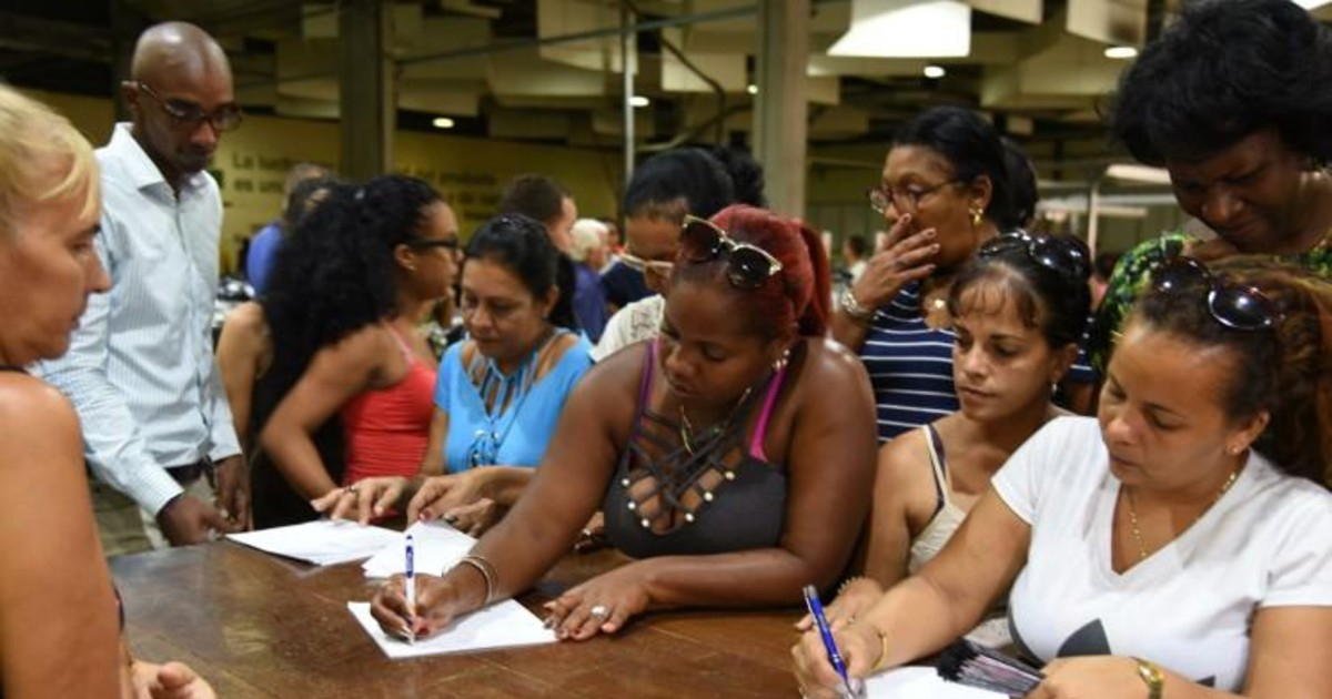 Cubanos firmando documento de apoyo a Venezuela © Prensa Latina