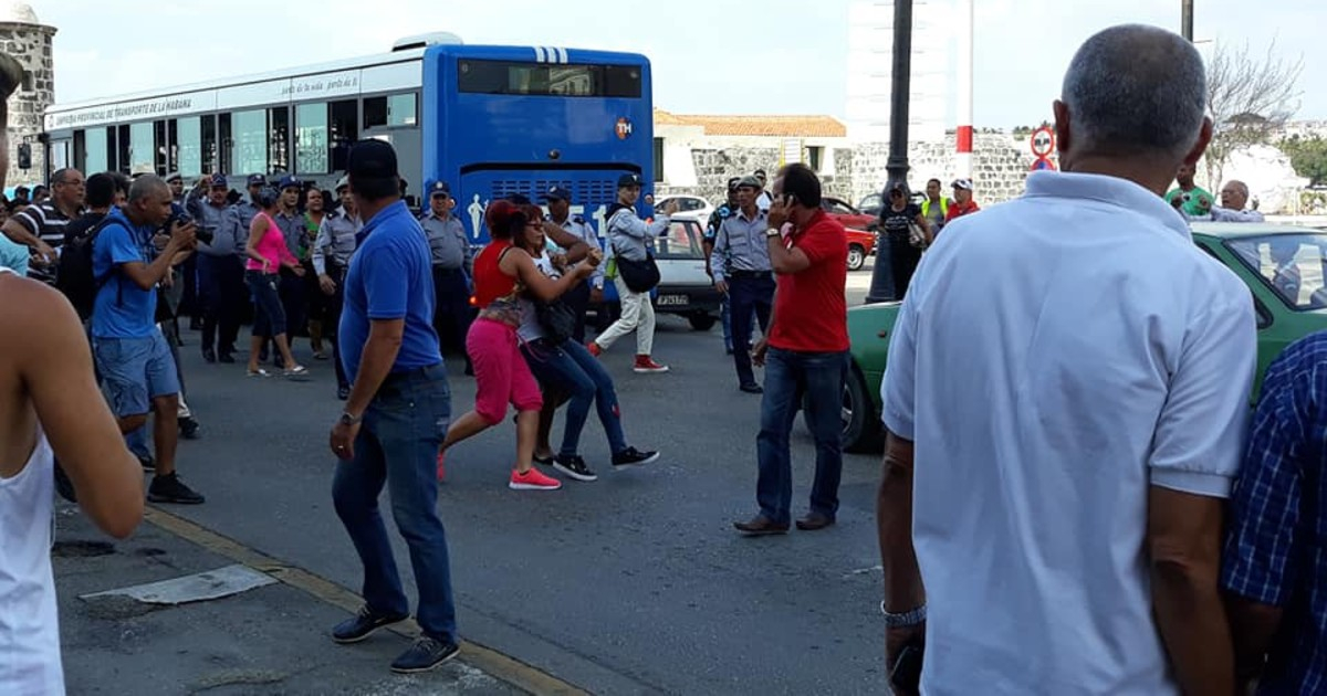 Momento en que detuvieron en La Habana a colaboradora de CiberCuba © OCDH