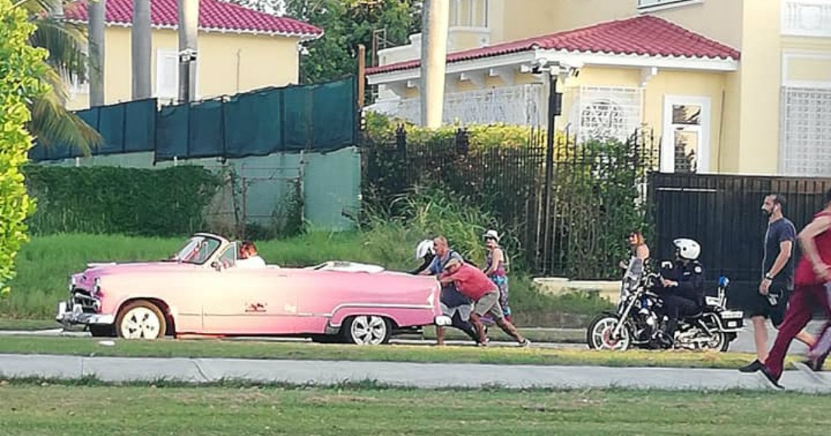 Turistas empujan en La Habana un auto clásico © Facebook / Alejandro Sánchez‎