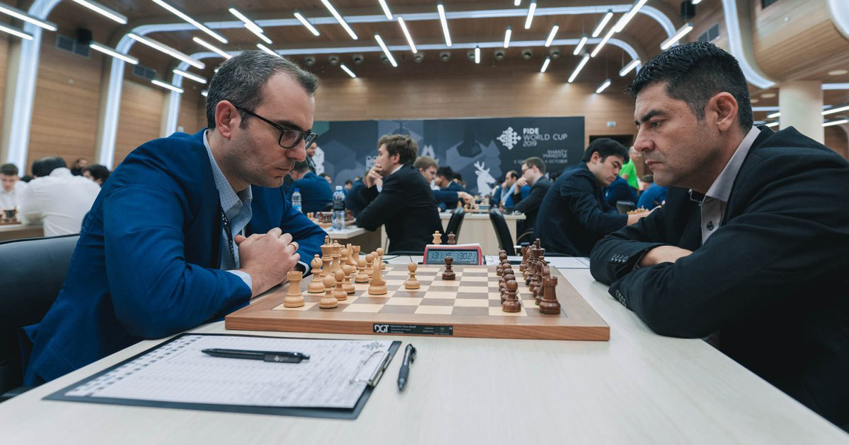 Leinier (izquierda) en una imagen de la ronda previa © Twitter/ FIDE