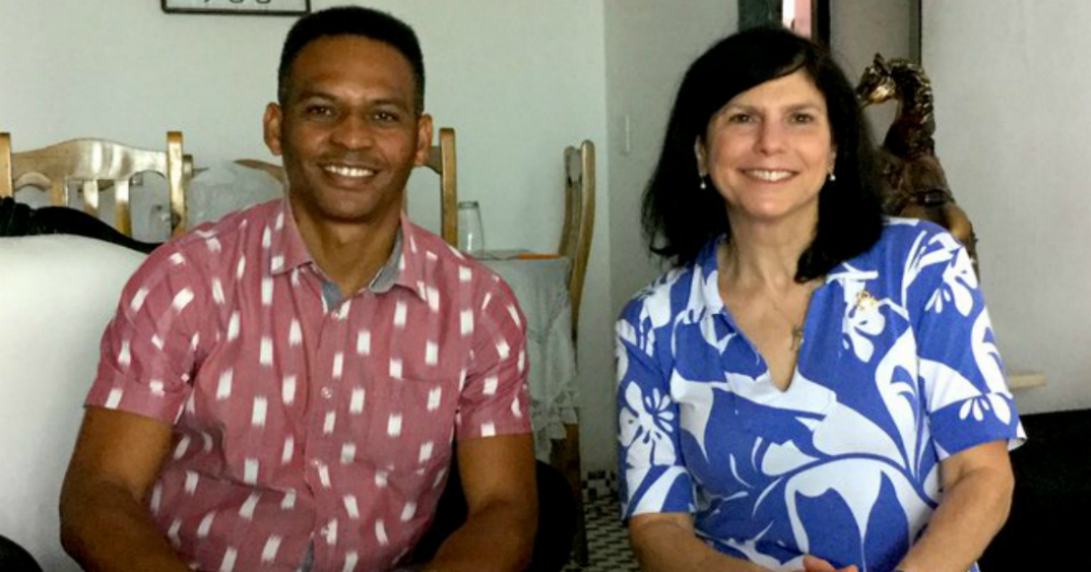 Pastor evangélico, Alain Toledano, junto a la encargada de Negocios, Mara Tekach © Twitter / Embajada de Estados Unidos en Cuba 