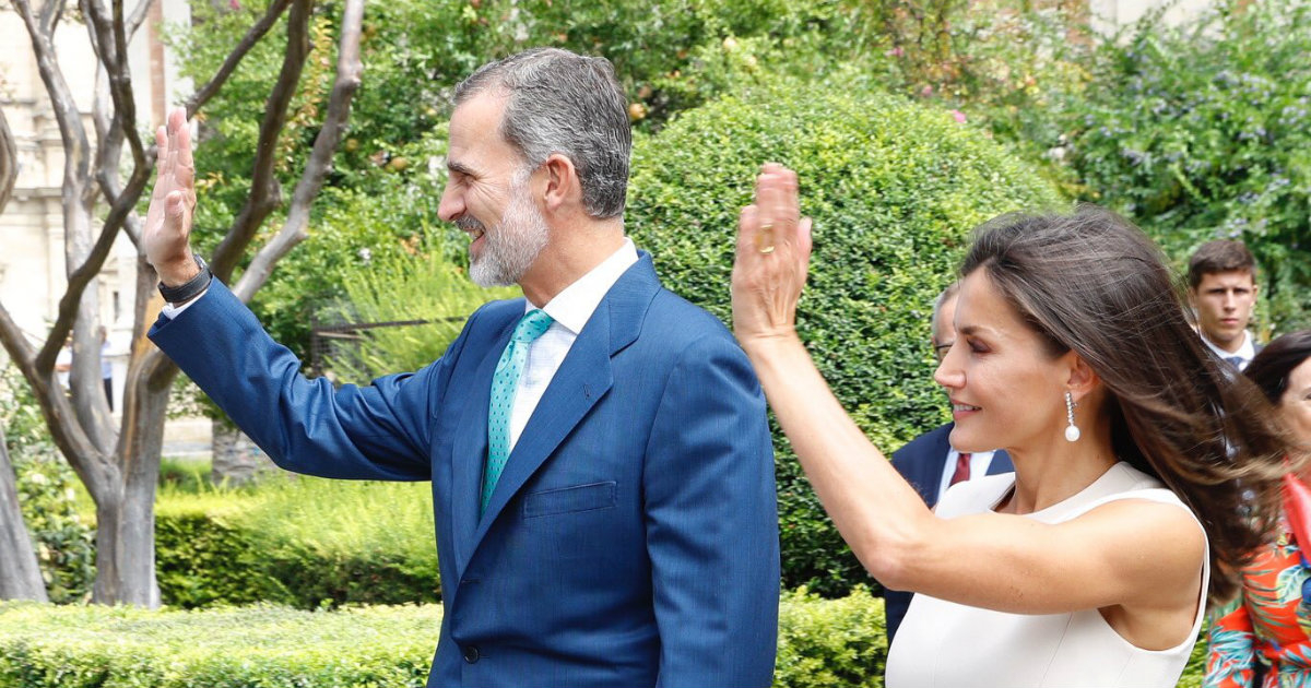 Los Reyes de España saludan en un acto oficial © Twiiter / @CasaReal