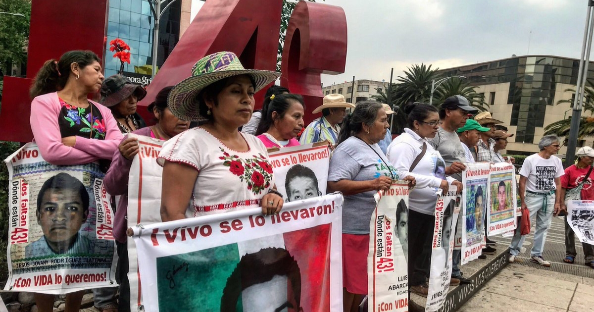 Protesta por la falta de investigación de los 43 de Ayotzinapa © Twitter / Tryno Maldonado