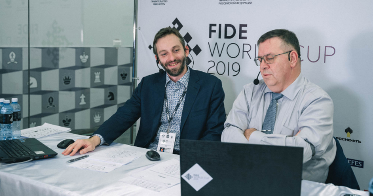 Grischuk (centro), uno de los vencedores de la fecha. © FIDE/Twitter.