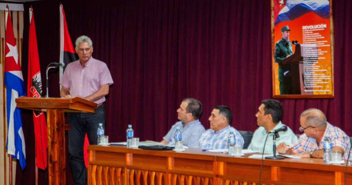 Díaz-Canel en la reunión efectuada en Pinar del Río © ACN / Rafael Fernández Rosell