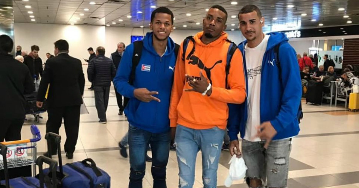 Osniel Melgarejo, Jesús Herrera y Yohan León a su llegada a Argentina © Facebook / Bolivar Voley
