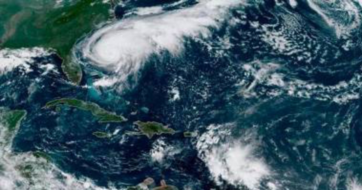 Imagen del satélite con el huracán Humberto y otros fenómenos en el Atlántico © NOAA