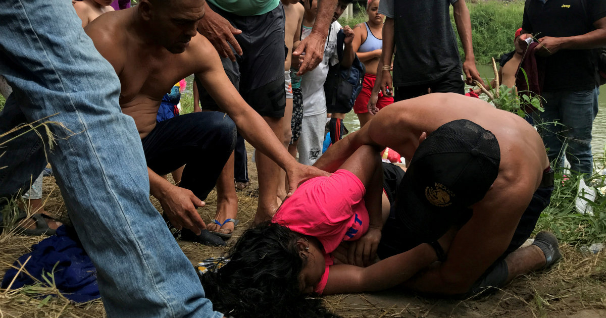 Rescate de una adolescente hondureña por parte de migrantes cubanos © Reuters / Veronica G. Cardenas