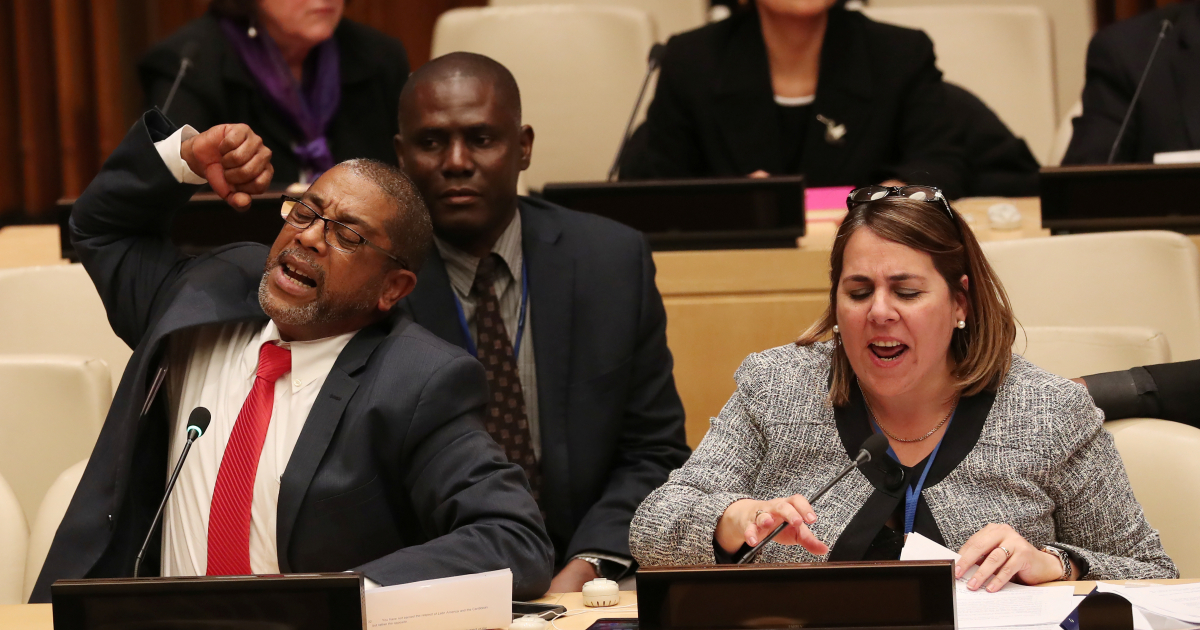 Alejandro Castillo Santana y Ana Silvia Rodriguez Abascal, diplomáticos cubanos en la ONU. © REUTERS/Shannon Stapleton