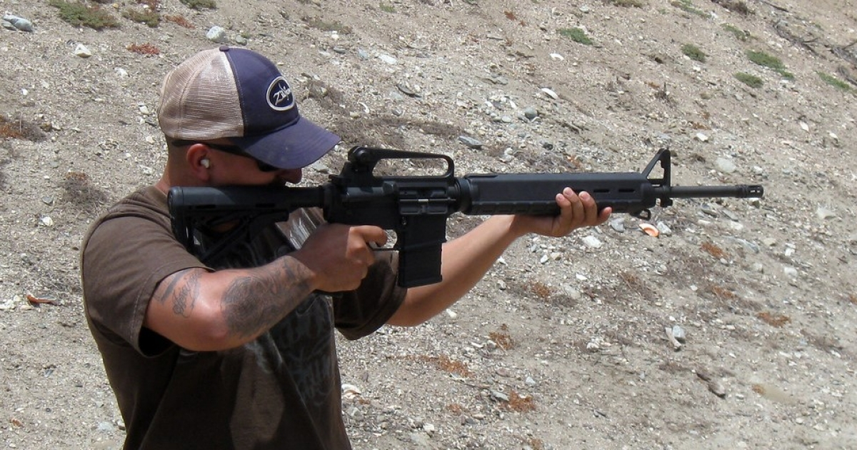 Hombre dispara con un rifle AR-15 © Flickr/ Mitch Barrie