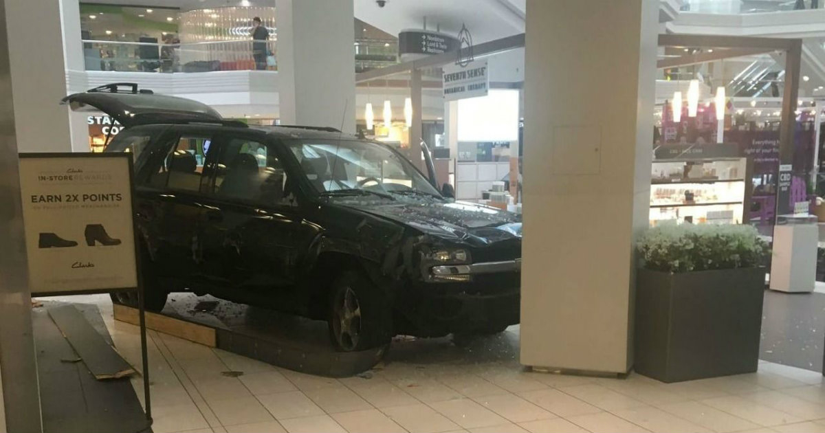 La camioneta negra finalmente finalmente impactó contra una columna del Centro Comercial © Twitter/Nicole Doyle