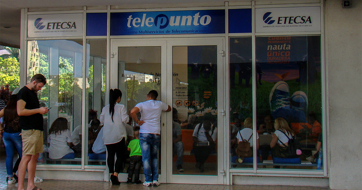 Usuarios acuden a un centro telepunto de ETECSA © CiberCuba