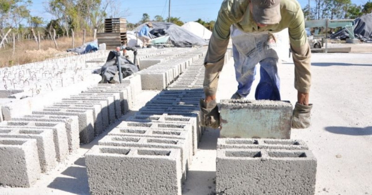 Trabajador de la construcción en Cuba en una imagen de archivo © Agencia Cubana de Noticias 
