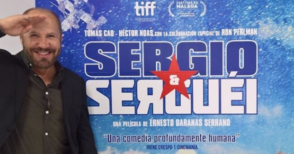 Héctor Noas junto al cartel de "Sergio y Serguei" © Instagram del artista