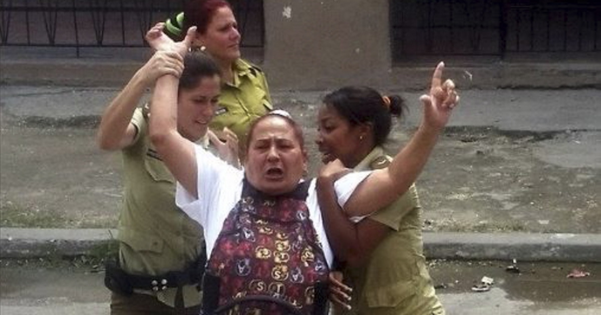 Acto represivo contra la activista de las Damas de Blanco Yolanda Santana © Twitter / Berta Soler