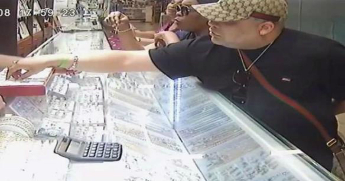 Video del robo en Zeina Jewelry, una tienda ubicada en el Oakland Park Flea Market © Captura de video / Telemundo 51