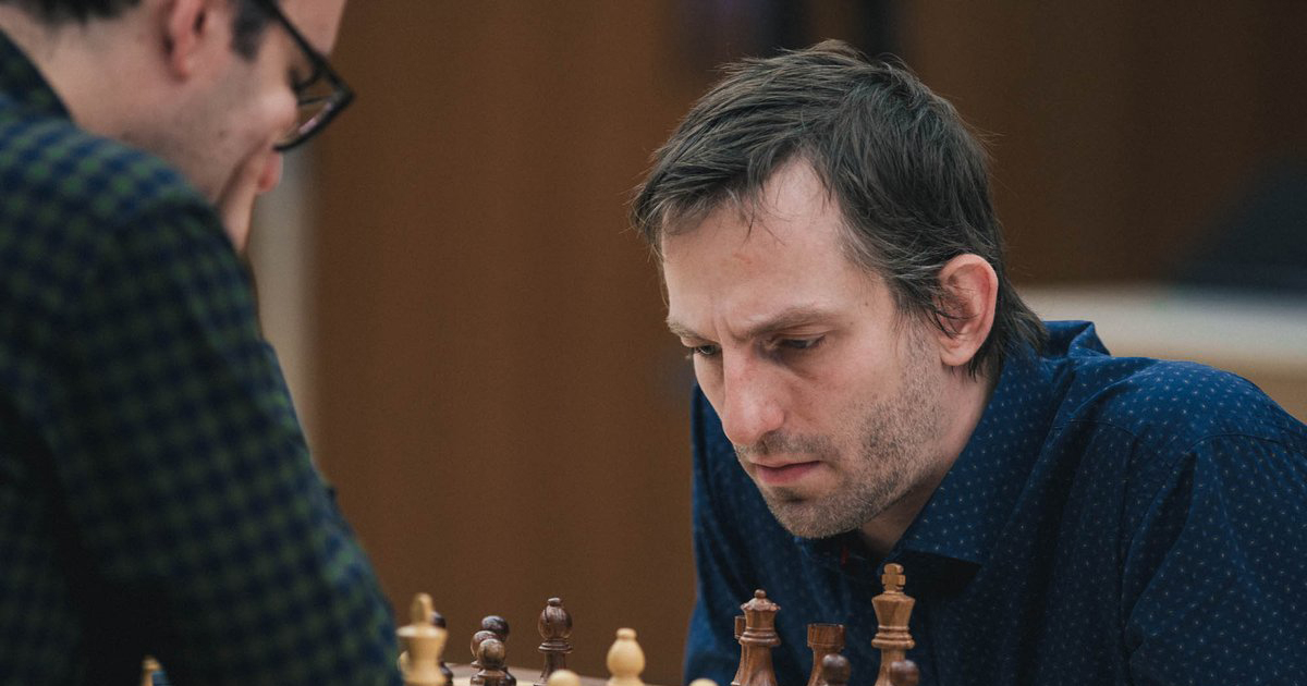 Grischuk (de frente) tuvo que batallar duro ante Leinier. © FIDE/Twitter.