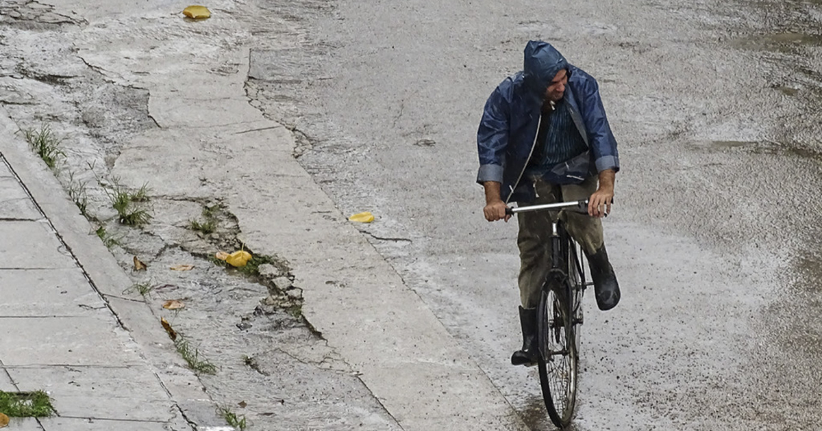 Hombre bajo la lluvia en Cuba © CiberCuba