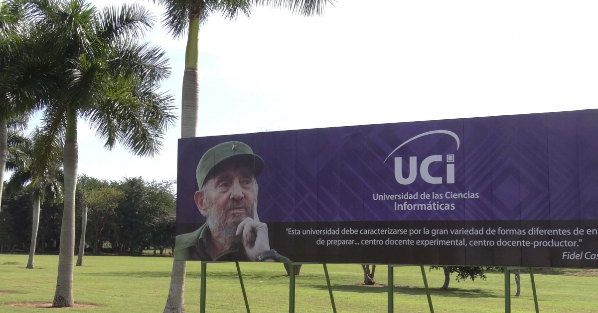 Pancarta a la entrada de la UCI en La Habana © web UCI
