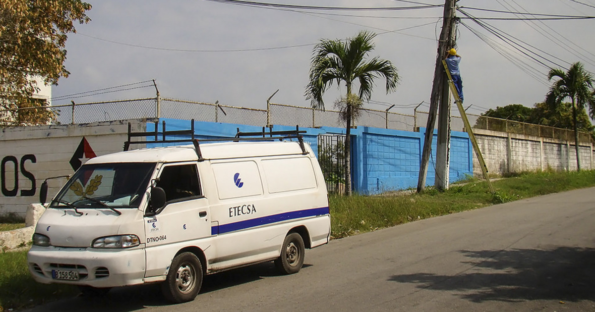 Vehículo y trabajador de ETECSA en Cuba © CiberCuba