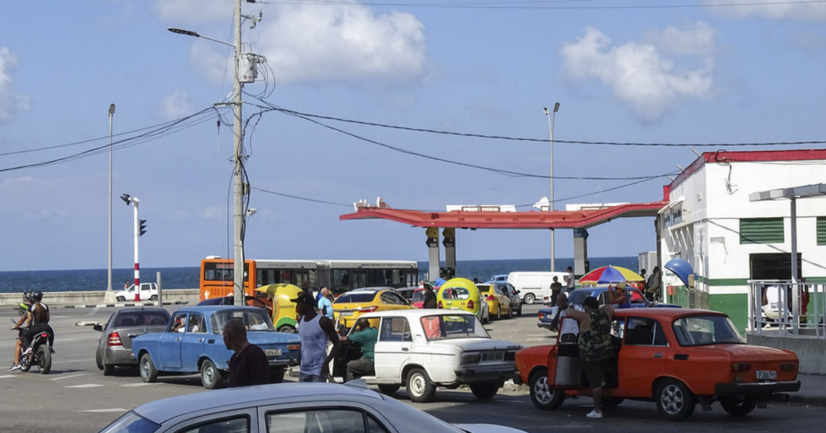 Cola para comprar combustible en La Habana © CiberCuba