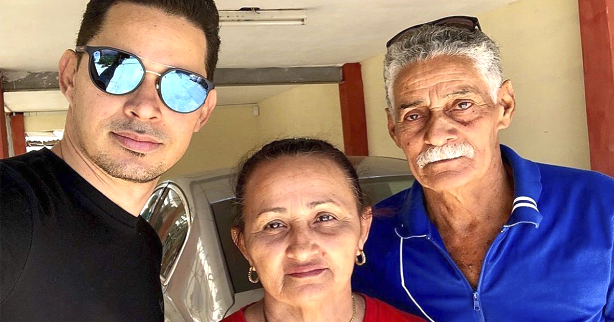 Leoni Torres junto a sus padres © Instagram / Leoni Torres