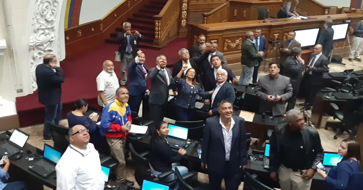 Diputados afines a Nicolás Maduro en la Asamblea Nacional de Venezuela. © Twitter / Francisco Torrealba 