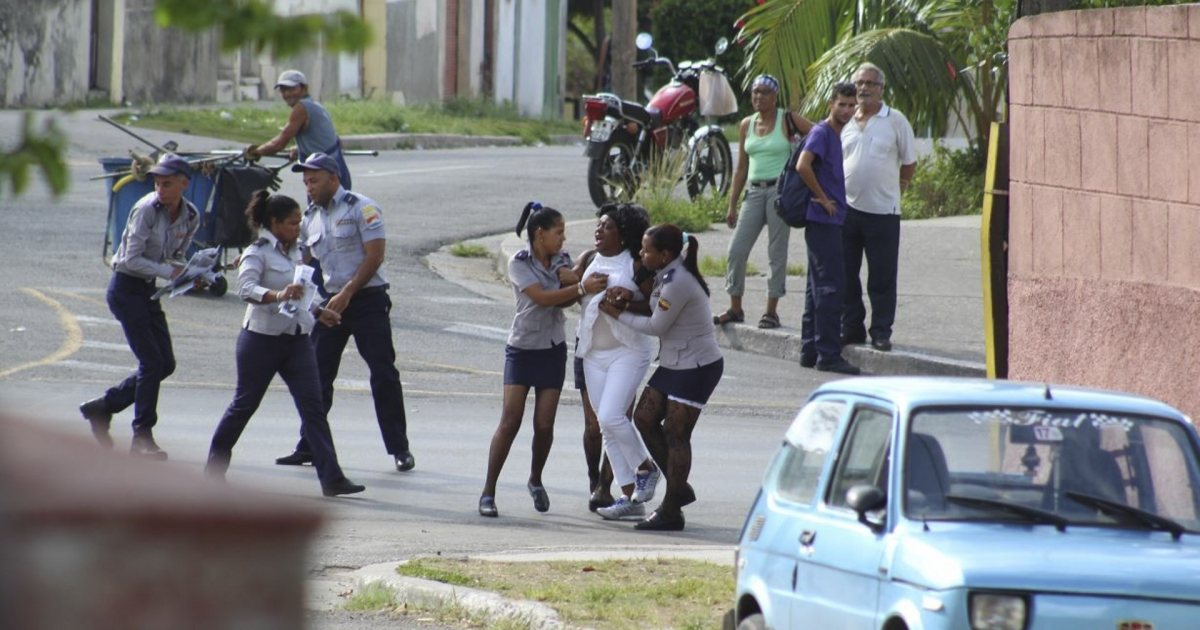 Arresto de Berta Soler en mayo pasado (imagen referencial) © Angel Moya/ Facebook