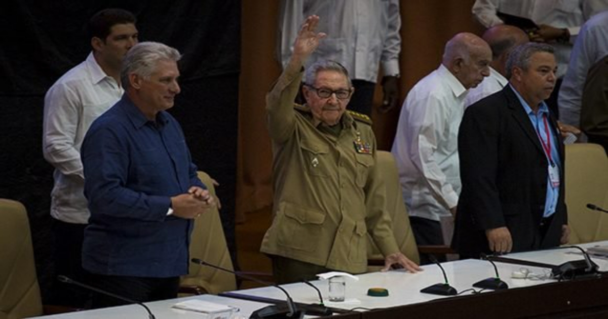 Miguel Díaz-Canel y Raúl Castro, en una imagen de archivo © Cubadebate / Irene Pérez