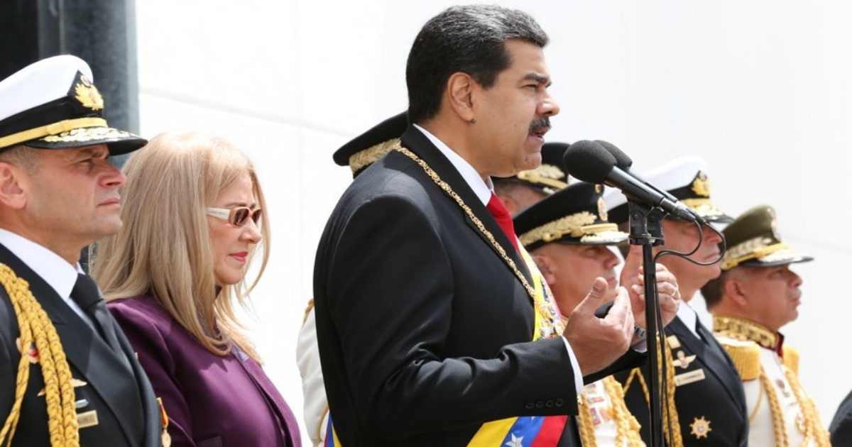 Nicolás Maduro en un acto con su esposa y varios militares © Twitter/ Prensa Presidencial