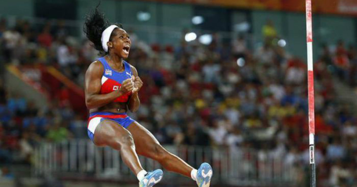 La atleta cubana Yarisley Silva en pleno salto © Granma